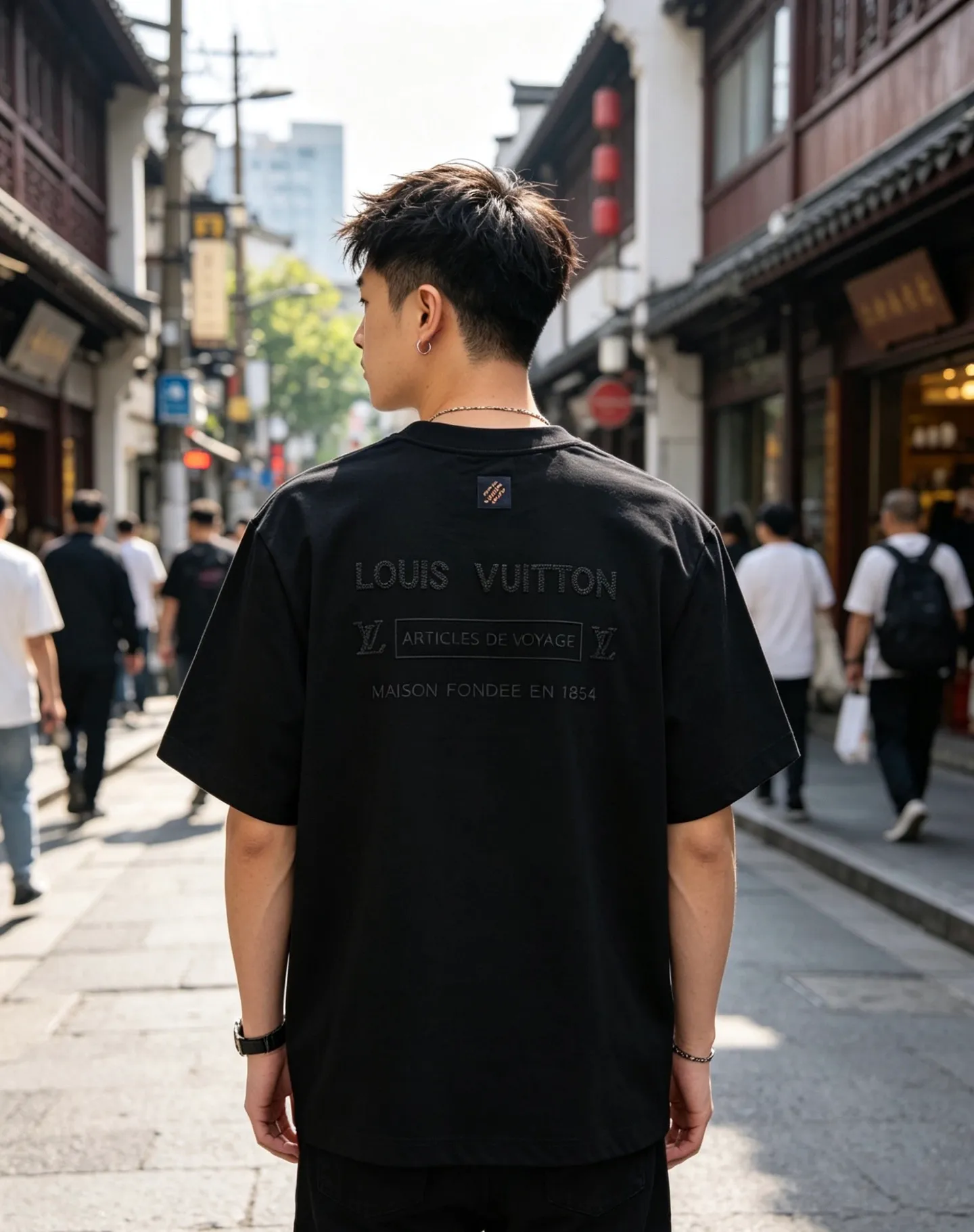 Louis Vuitton/Louis Vuitton short sleeves with small logo on the chest and letter embroidery on the back